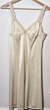 Vintage Olga 1349F Full Slip Nightgown Size 38 Ivory Nylon Lace Rose Lingerie